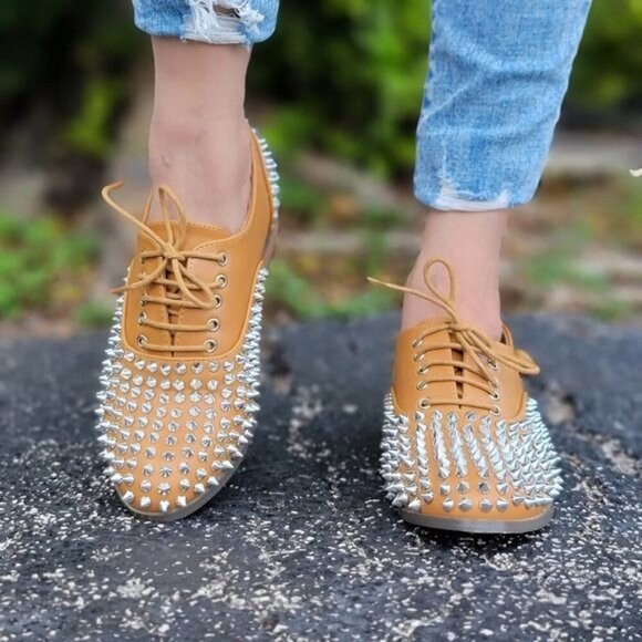Tan Women’s Oxford Shoes Faux Leather Lace Up Silver Studs Flat - Picture 5 of 5